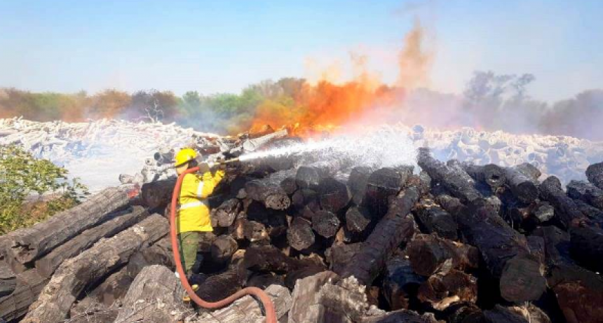 Durante m&aacute;s de 24 horas, trabajaron para contener un voraz incendio en la empresa Unit&aacute;n