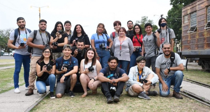 Curso de fotograf&iacute;a profesional de la Escuela de Artes y Oficios realiz&oacute; pr?&nbsp;cticas en el Paseo Ferroviario.