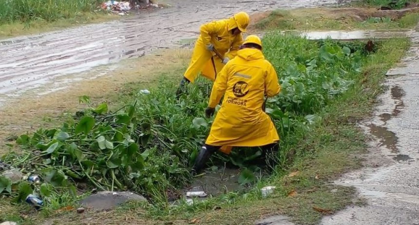 Intensos trabajos de mantenimiento de calles y desag&uuml;es en diversos sectores de la ciuda