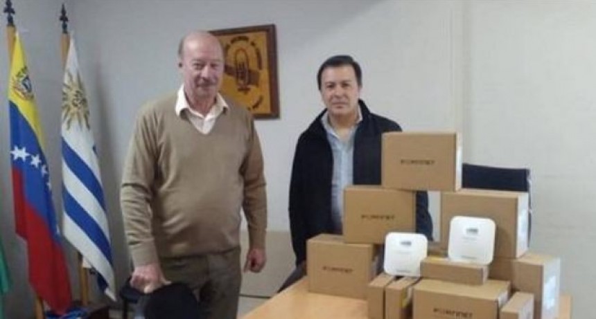El rector Parmetler entreg&oacute; equipamientos inform&aacute;ticos
