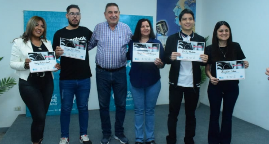 El intendente Jofr&eacute; entreg&oacute; certificados a alumnos que finalizaron curso de fotograf&iacute;a