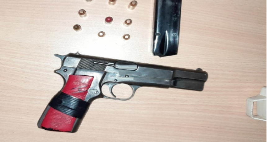 La Polic&iacute;a detuvo a un hombre y secuestr&oacute; en su poder un arma de fuego y proyectiles