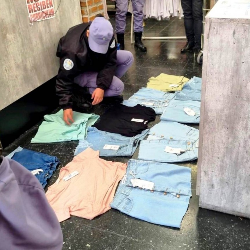 Aprehenden a dos correntinas por robar prendas de vestir en tres comercios