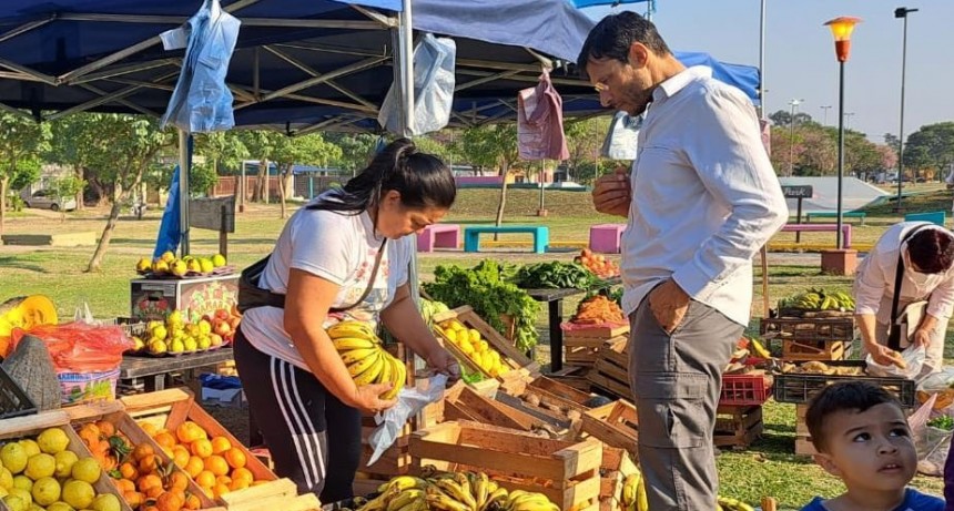 Productos frutihortícolas, carne de cerdo y artesanías, a precios populares, en el barrio Villa Lourdes