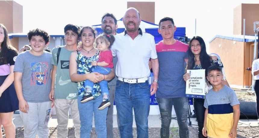 El Gobernador entregó viviendas e inauguró un CDI en Buena Vista