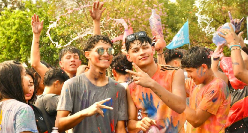 &ldquo;Guerra de colores&rdquo;: adolescentes de colegios secundarios celebraron la semana del estudiante en el play&oacute;n municipal