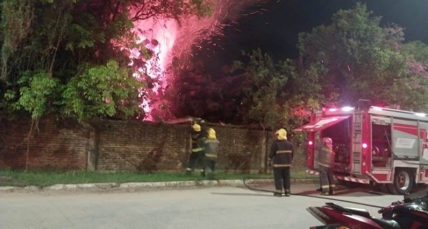 El Cuerpo de Bomberos extinguió incendio de rollizos en la fábrica de Unitán