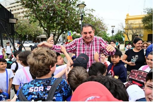 Jofré recibió muestras de afecto y apoyo de estudiantes primarios
