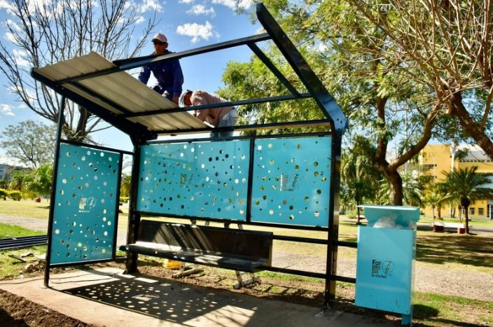 El Municipio está colocando nuevas garitas y amplió el sistema de pago en colectivos