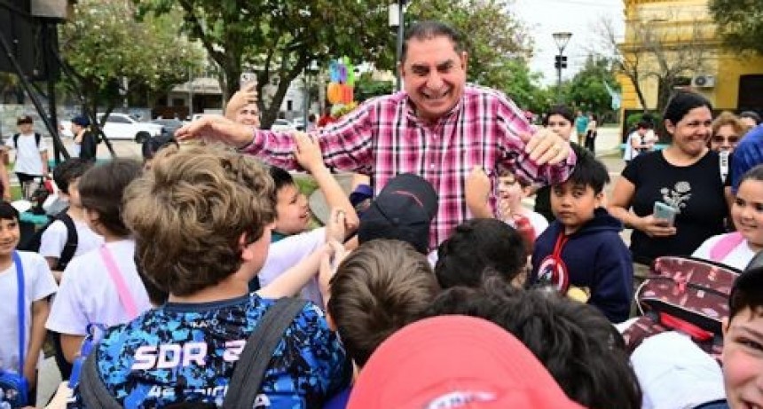 Jofré recibió muestras de afecto y apoyo de estudiantes primarios