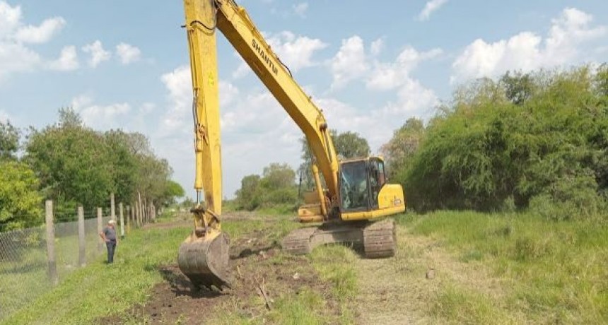 El cuneteo y mantenimiento de arterias encabezó la agenda comunal del lunes