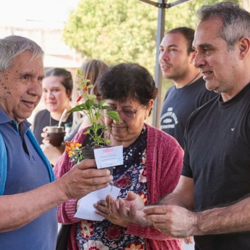 En el Centro Cívico N°2 “La Casa del Vecino” se realizaron entregas de plantines a vecinos y vecinas.