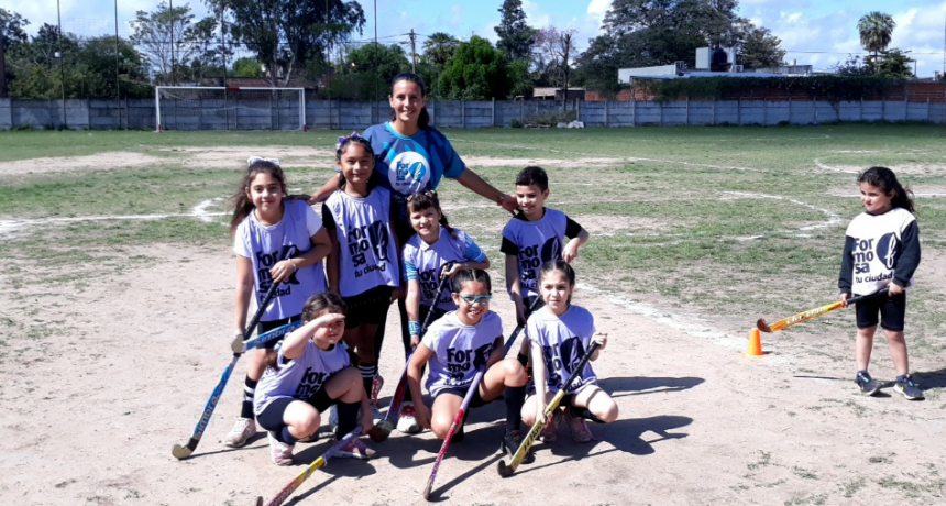 El equipo de la Escuela Municipal de Hockey Infantil particip&oacute; de un gran encuentro deportivo en el Club AME
