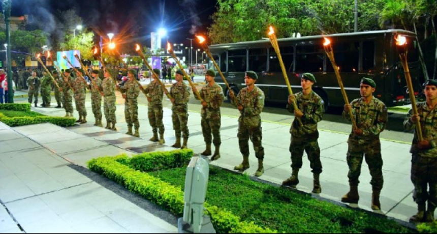 Marcha de antorchas y misa en homenaje a los h&eacute;roes en v&iacute;speras del 5 de octubre