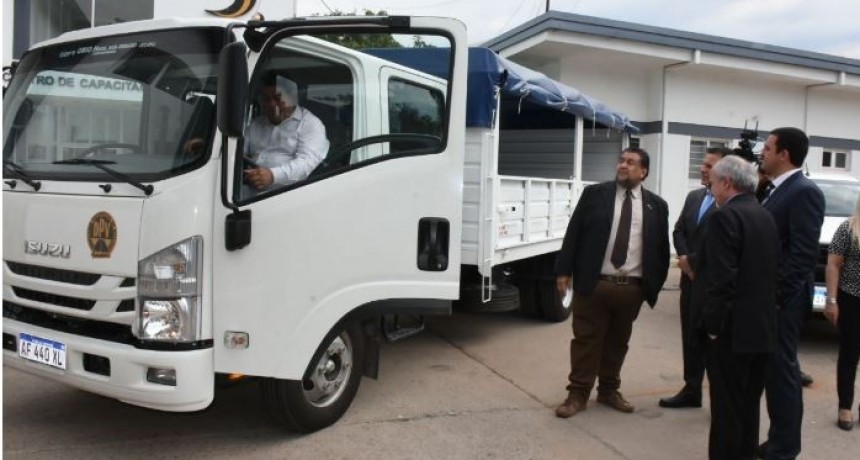 Importante equipamiento automotor fue entregado a la Direcci&oacute;n Provincial de Vialidad