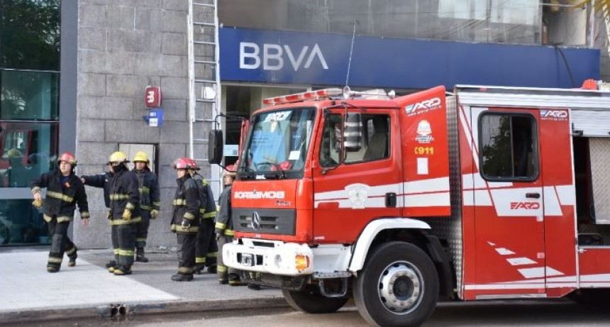 La Polic&iacute;a trabaja en un principio de incendio en el banco franc&eacute;s