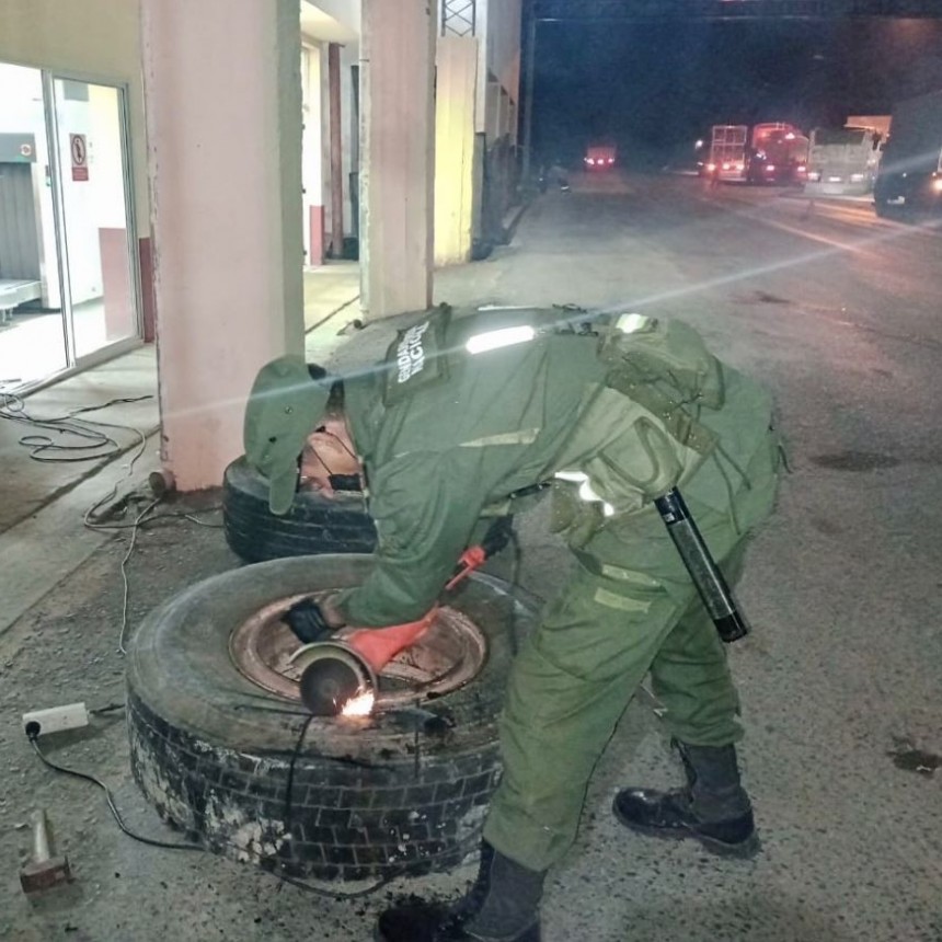 Transportan 113 kilos de marihuana dentro de las ruedas de auxilio de un cami&oacute;n