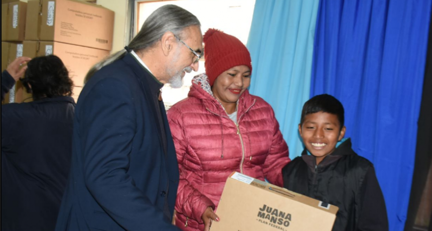 Entregaron m&aacute;s de 400 netbooks a estudiantes de la EIB del barrio Namqom