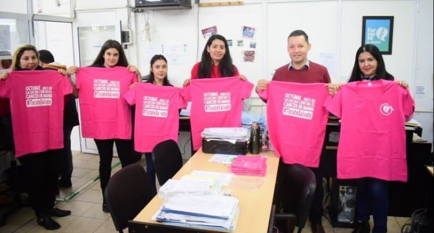 El Municipio entreg&oacute; remeras rosas a trabajadoras comunales para concientizar sobre el c&aacute;ncer de mama