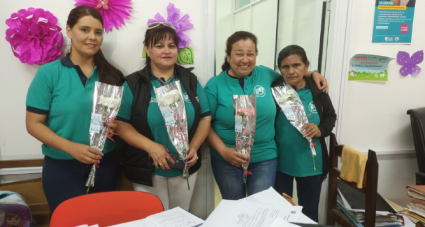 D&iacute;a de la Madre: Entregaron flores a madres de las distintas dependencias municipales