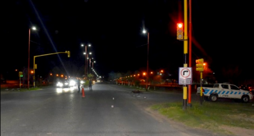 Choque entre moto y auto dej&oacute; como saldo un lesionado grave