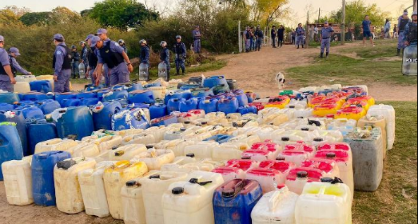 En otro allanamiento la Polic&iacute;a secuestr&oacute; 350 litros de combustible y 245 bidones