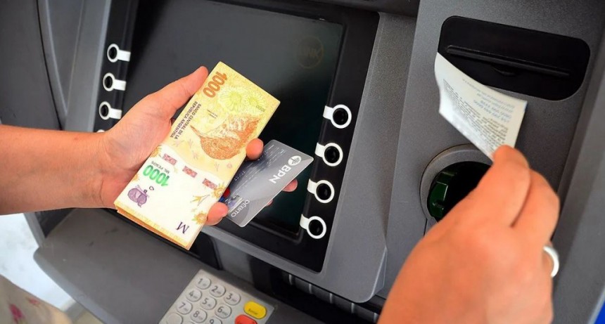 Estatales cobrar&aacute;n desde el viernes 28, con el aumento salarial que acumula el 70% en el 2022