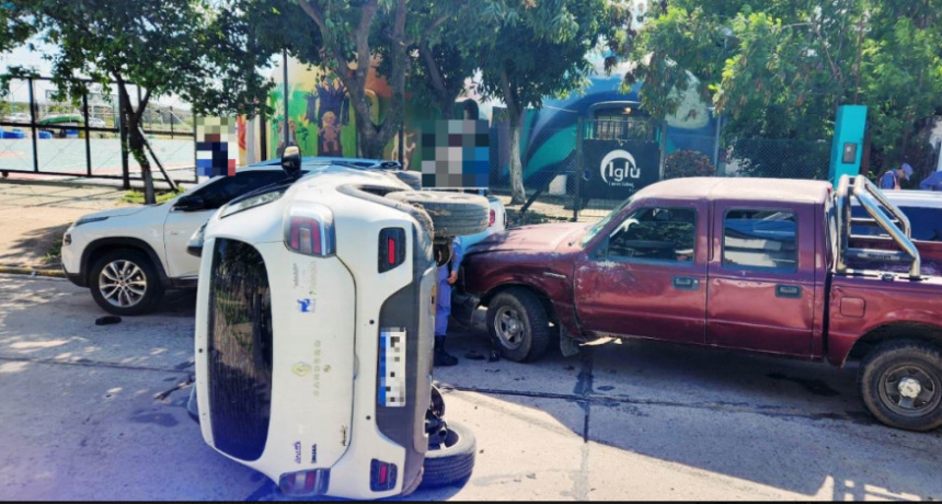 Un autom&oacute;vil volc&oacute; tras la colisi&oacute;n con una camioneta en pleno centro