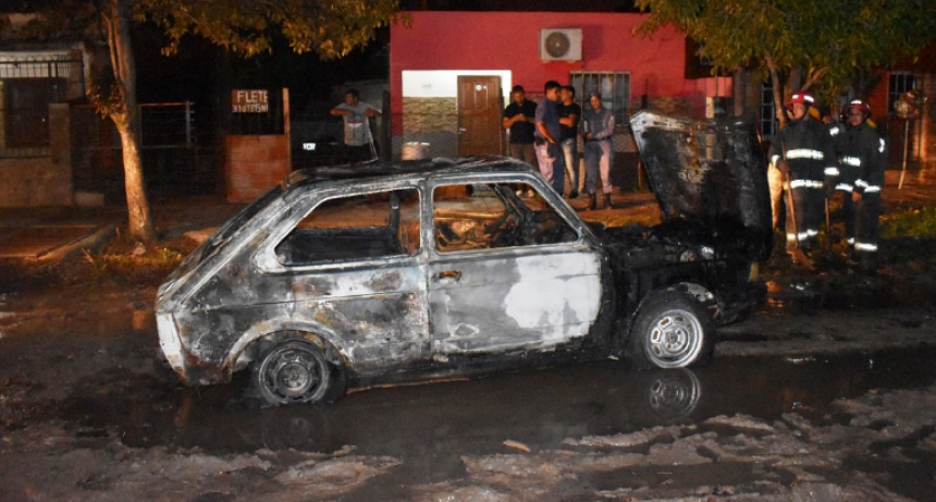 Bomberos sofocaron el incendio de un veh&iacute;culo que llevaba varios bidones de combustible