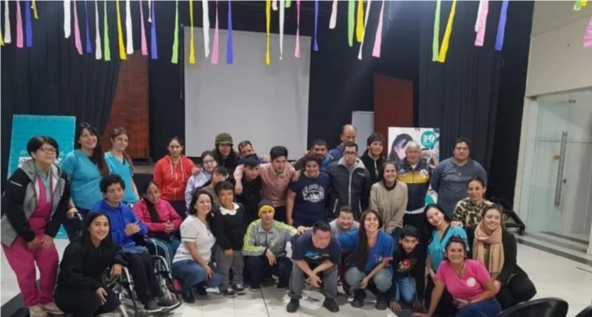 Alumnos del espacio SuperArte participaron de la motivadora charla “Derribando Barreras”,en el Mes de la Inclusión