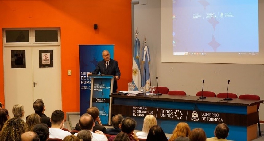 El ministro Gómez acompañó el acto de colación de residentes y jefes de Residencias de Odontología 2023