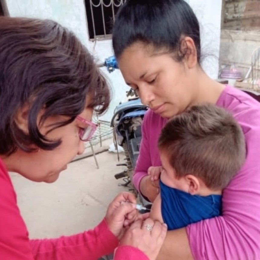 Vacunación COVID-19 y antigripal casa por casa en la zona sur de la ciudad