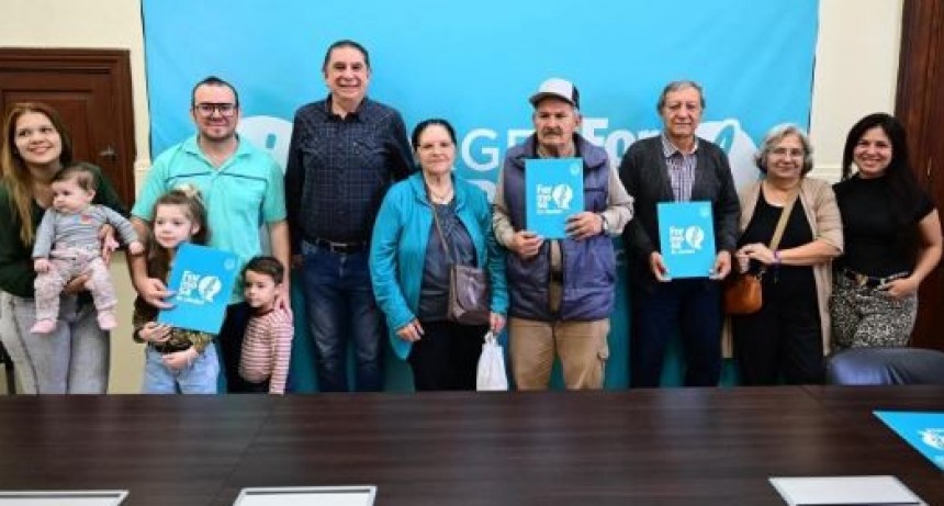 Se firmaron escrituras de terrenos que benefician a vecinos del barrio Eva Per&oacute;n e Independencia