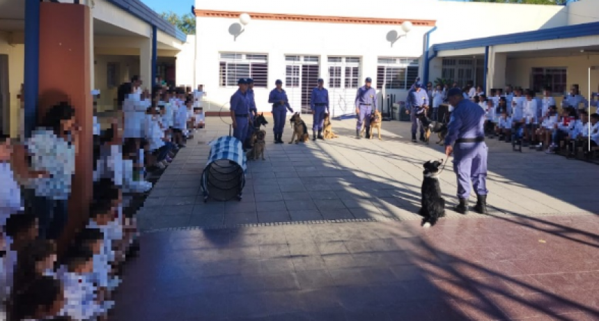 Exhibici&oacute;n de destreza canina cautiv&oacute; a estudiantes de la EPEP 436
