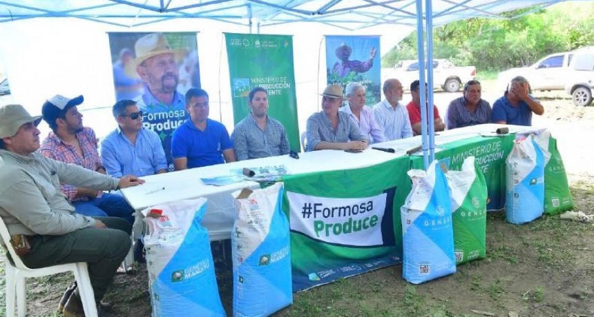 El gobierno provincial entreg&oacute; semillas de algod&oacute;n a productores estructurados