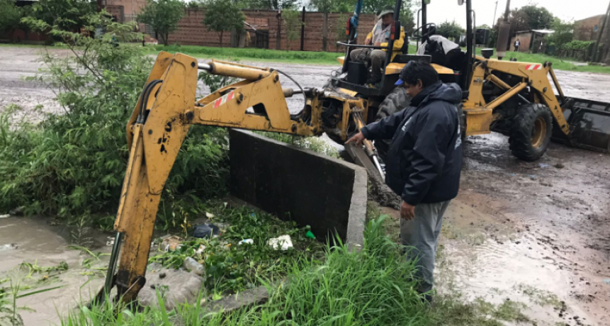 Cuadrillas municipales accionaron en distintos sectores de la ciudad para optimizar desag&uuml;es pluviales