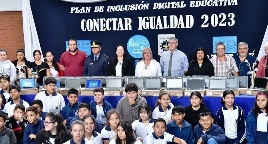 Satisfacción en Pirané por la entrega de netbooks a estudiantes secundarios