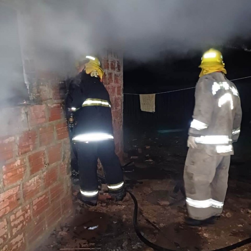 Un hombre terminó con graves quemaduras en el cuerpo producto de una explosión e incendio en su vivienda en Laguna Blanca