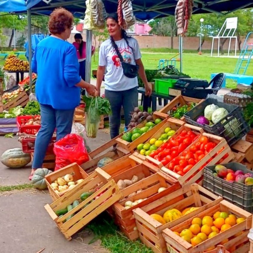 “El Mercado en Tu Ciudad” llegó con ofertas de frutas, verduras y artesanías al barrio Itatí I