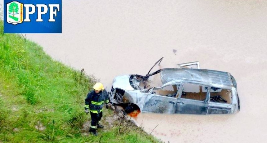 Cuatro personas fueron auxiliadas tras el despiste e incendio de un vehículo sobre ruta Nacional 11