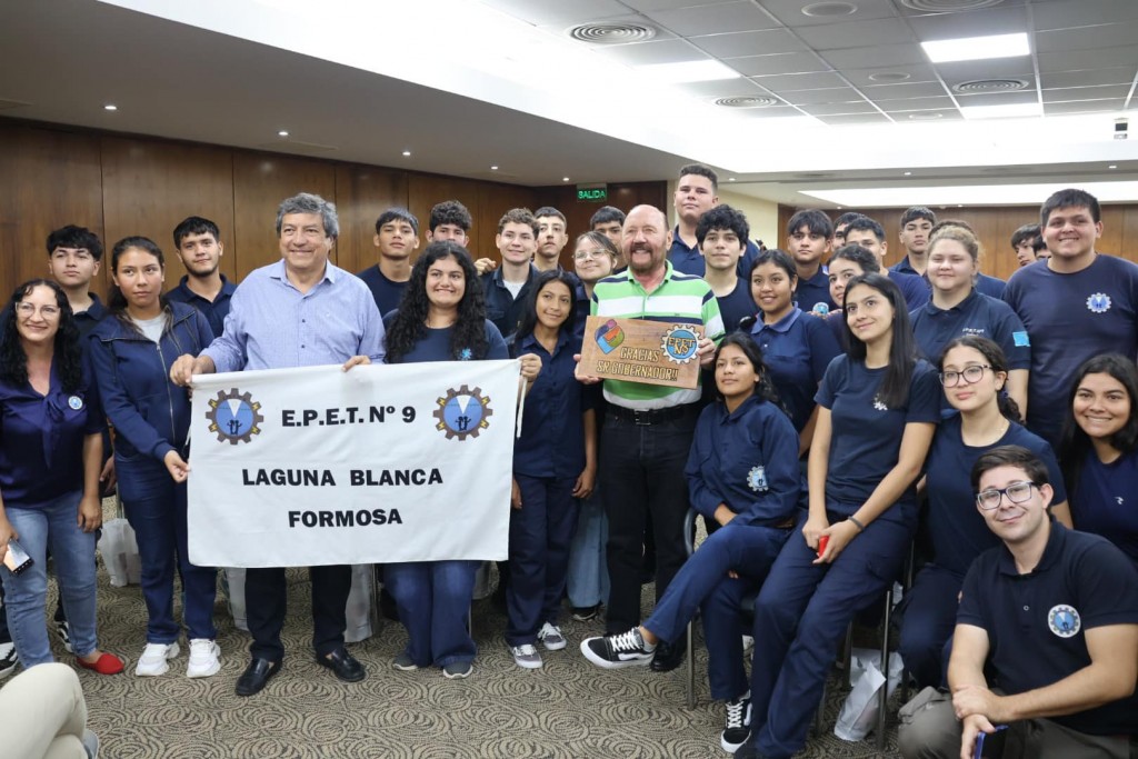 Estudiantes de Laguna Blanca visitaron al gobernador Insfrán en su despacho