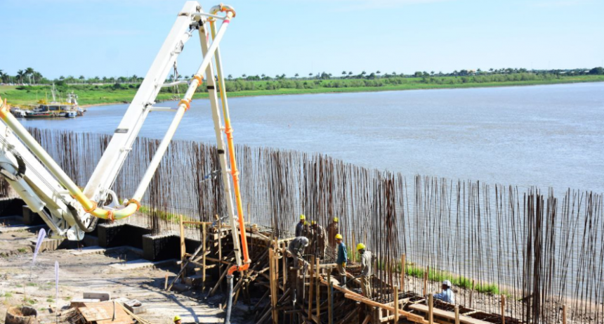 Prosiguen los trabajos en el muro de protección de la Costanera capitalina