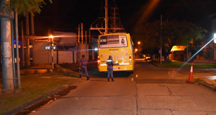 Un motociclista se encuentra en grave estado tras protagonizar un siniestro vial con un colectivo