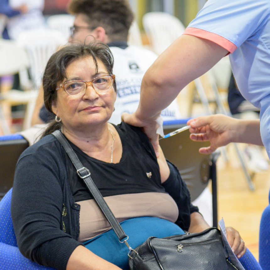 COVID-19: Avanzó en el interior la vacunación con la quinta dosis de vacunas