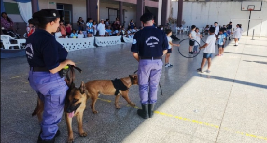 La Sección Canes de la Policía realizó una exhibición en la Escuela 224