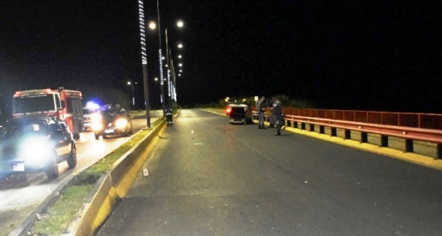 Chocó el cordón de la Avenida Ribereña y volcó
