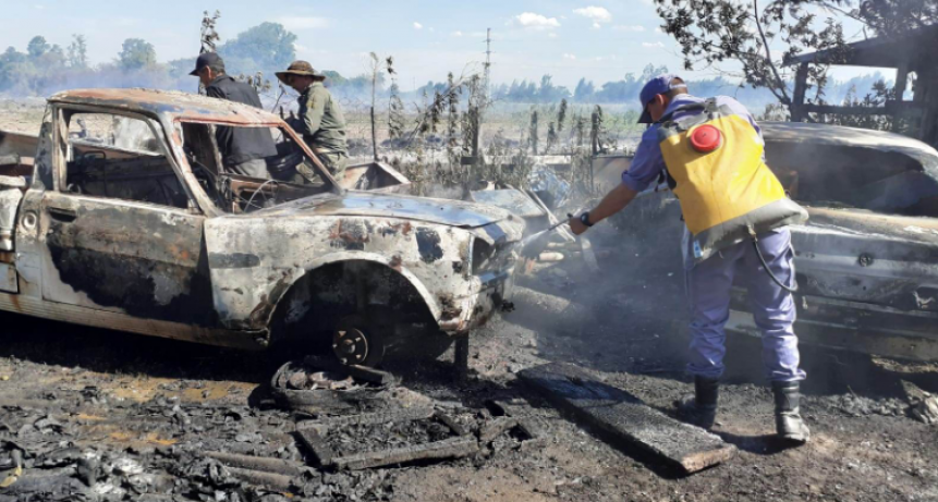 Descontrolada quema de pastizales provocó daños en tres vehículos