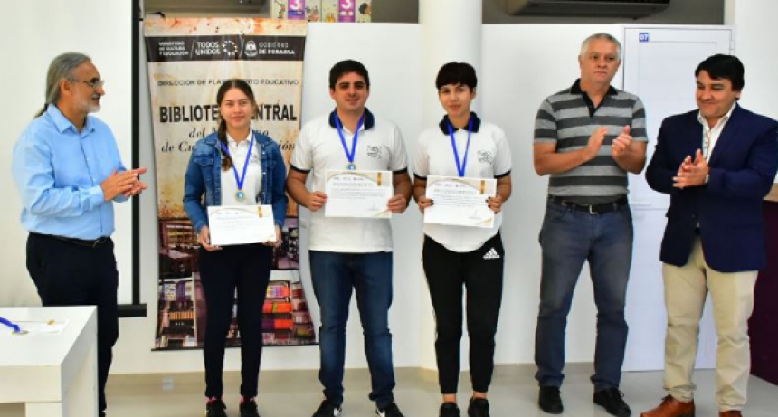 Basterra presidió la entrega de medallas de reconocimiento a estudiantes y docentes