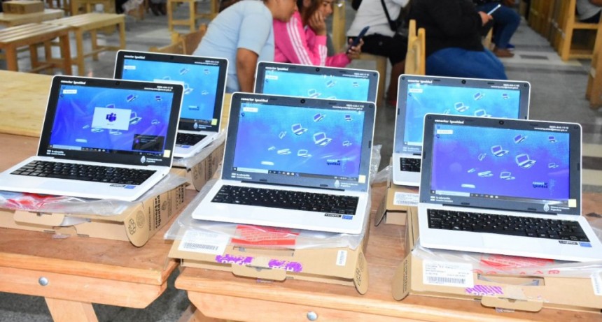 Conectar Igualdad: Se entregaron 245 equipos tecnol&oacute;gicos en el Instituto Superior de Formaci&oacute;n Docente