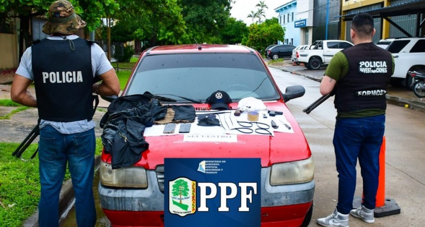 La Policía aprehendió a tres personas con armas de fuego, capuchas y precintos